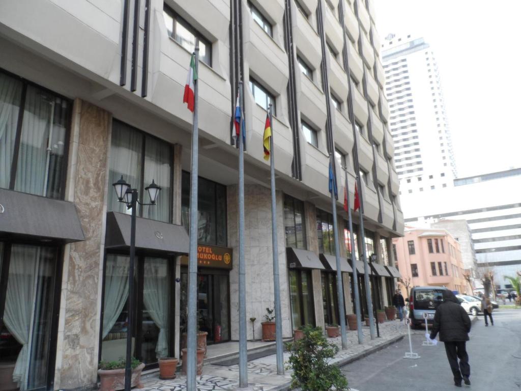 una fila de banderas delante de un edificio en Yumukoglu Hotel, en Izmir