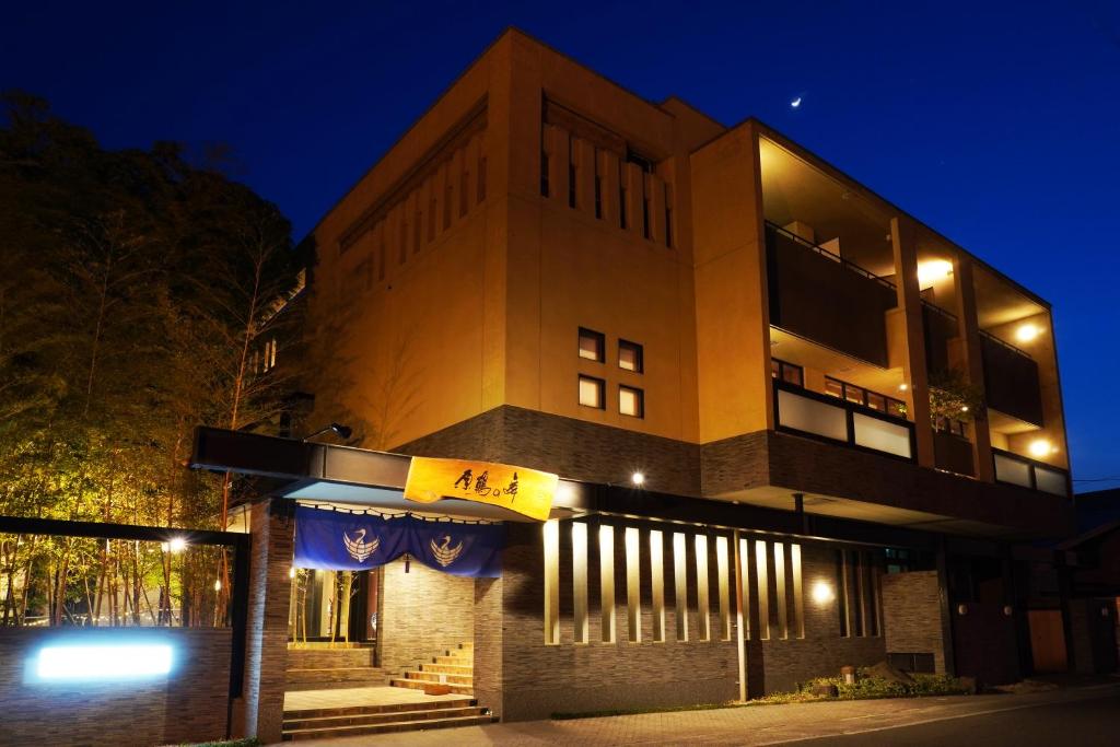 un edificio con un cartello di fronte di notte di 原鶴の舞 ad Asakura