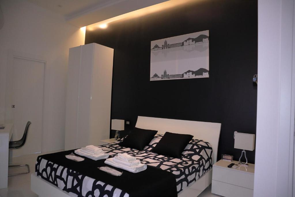 A bed or beds in a room at Rettifilo 201 Exclusive Rooms