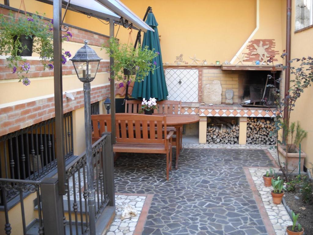 patio con tavolo in legno e panca di Stella Marina a Càbras