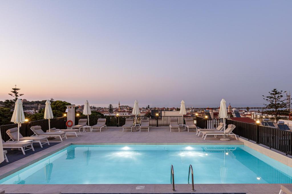 une piscine sur le toit d'un hôtel dans l'établissement Jo An Palace, à Réthymnon