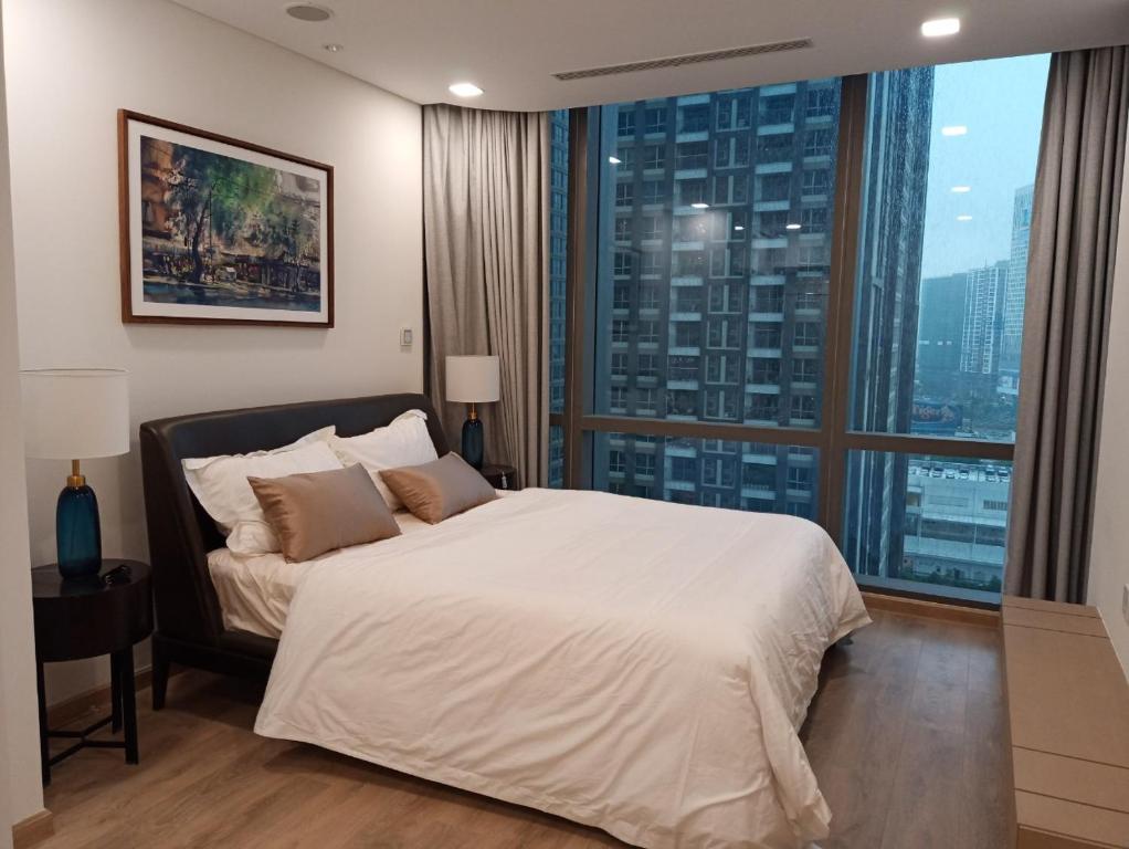 Säng eller sängar i ett rum på Claudia Luxury 2Br Landmark 81 Apartment - Vinhomes Central Park