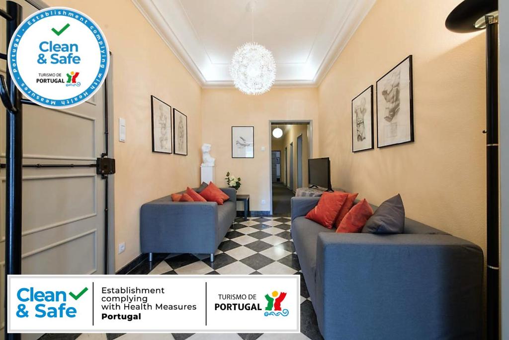 ein Wohnzimmer mit zwei blauen Sofas und einem Schild in der Unterkunft Saldanha Prestige in Lissabon