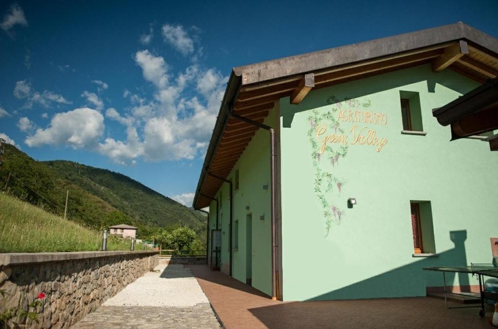 un edificio con scritte su un lato di Agriturismo Green Valley a Cene