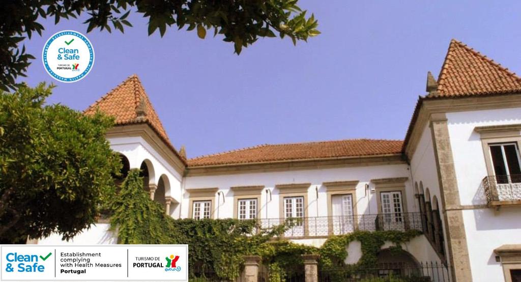 Casa de Nossa Senhora da Conceição في جافيو: منزل عليه لافته تقول بيع واضح