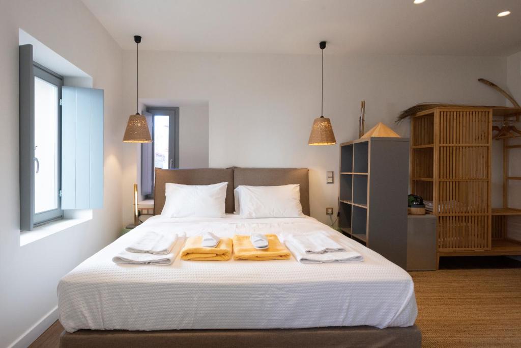 Tempat tidur dalam kamar di Pylosea Luxury Lodge