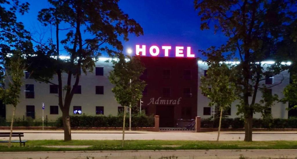 znak hotelowy na boku budynku w nocy w obiekcie Hotel i Restauracja Admirał w mieście Legnica