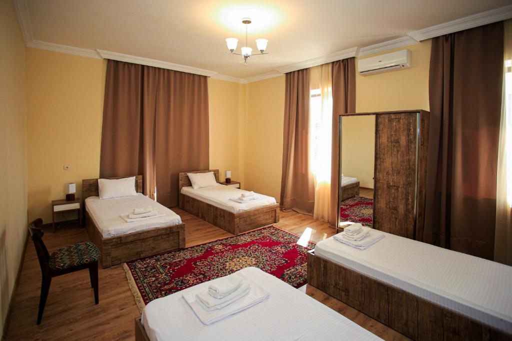 Postel nebo postele na pokoji v ubytování Bucha`s Guest House & Wine Cellar