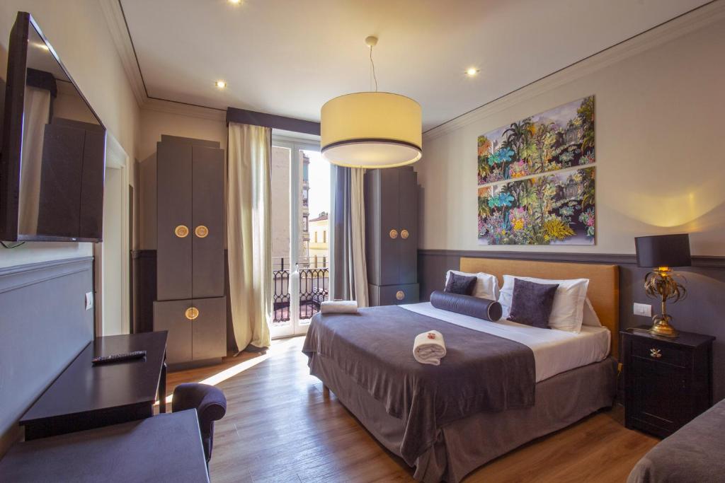 a bedroom with a large bed and a large window at Boutique Hotel Hugo in Florence