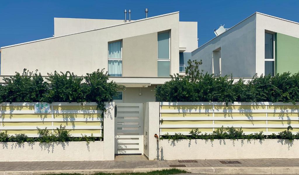 una cerca blanca frente a una casa en Linda's B&B en Ragusa