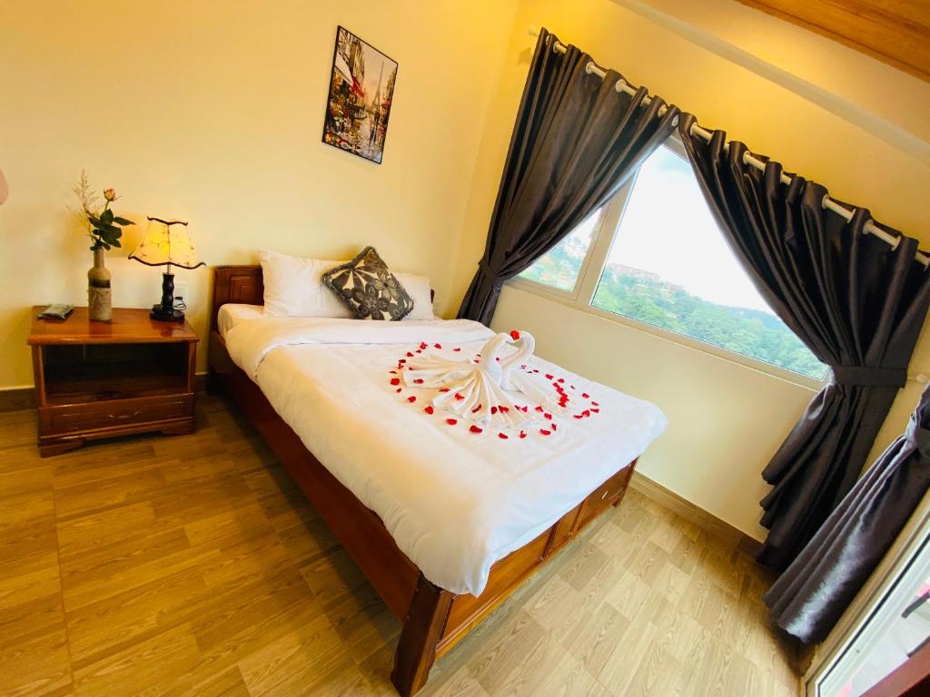 Giường trong phòng chung tại Sweet Dream Hotel & Villa