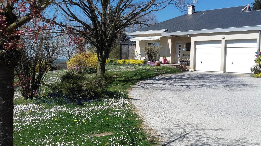 a house with a driveway and a garage at La Palatine chambre chez l habitant à 20 mn de Rodez in Calmont