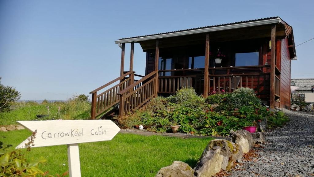 uma casa com um sinal em frente em Carrowkeel Cabin em Sligo