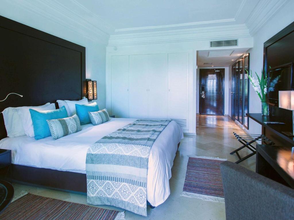 Postel nebo postele na pokoji v ubytování Mövenpick Hotel Gammarth Tunis