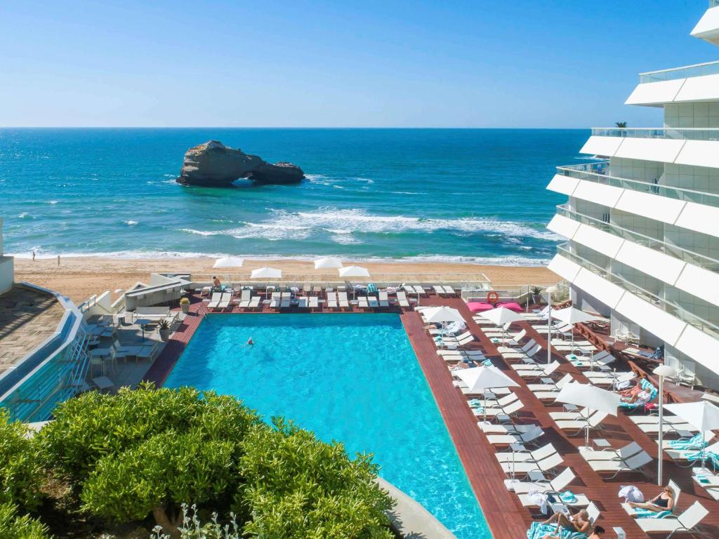 Výhľad na bazén v ubytovaní Sofitel Biarritz Le Miramar Thalassa alebo v jeho blízkosti
