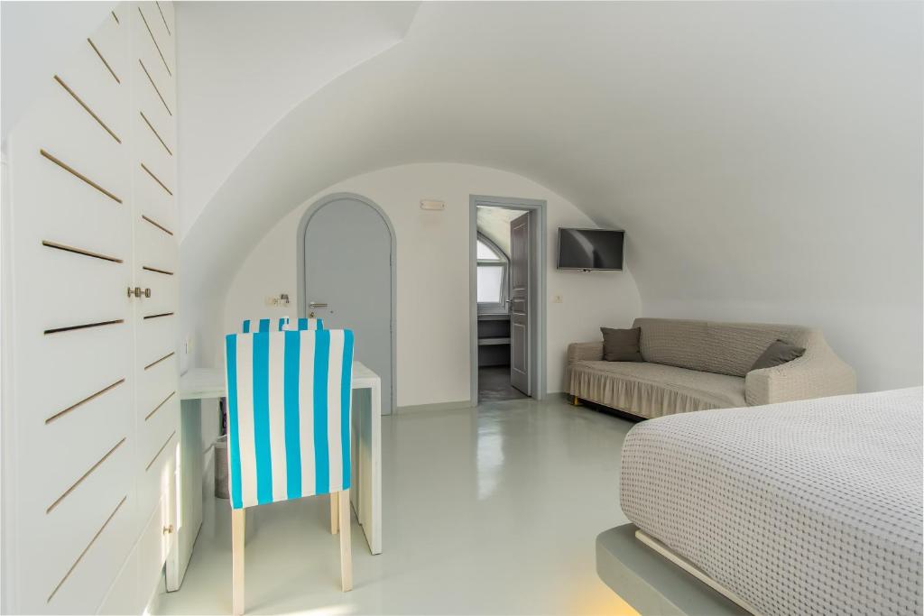 Postel nebo postele na pokoji v ubytování Central Fira Suites