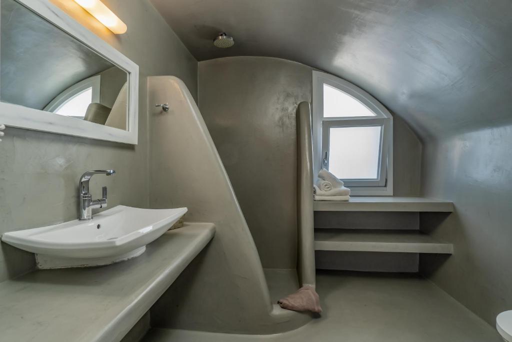 Koupelna v ubytování Central Fira Suites