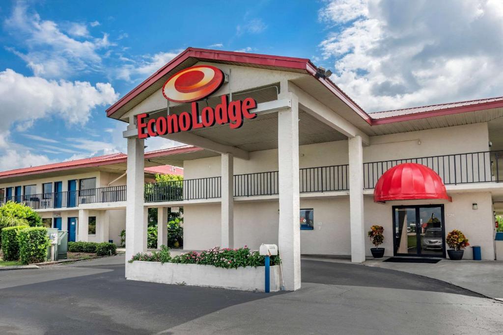 a front view of a foundlle building with a food lobby at Econo Lodge Sebring in Avon Park