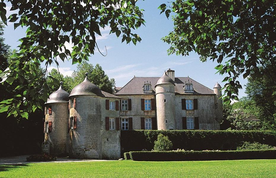 un antiguo castillo con torretas sobre un césped en Château d'Urtubie, en Urrugne