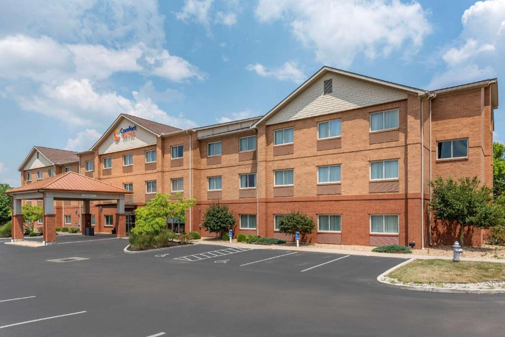 an image of a hotel with a parking lot at Comfort Suites Mason near Kings Island in Mason