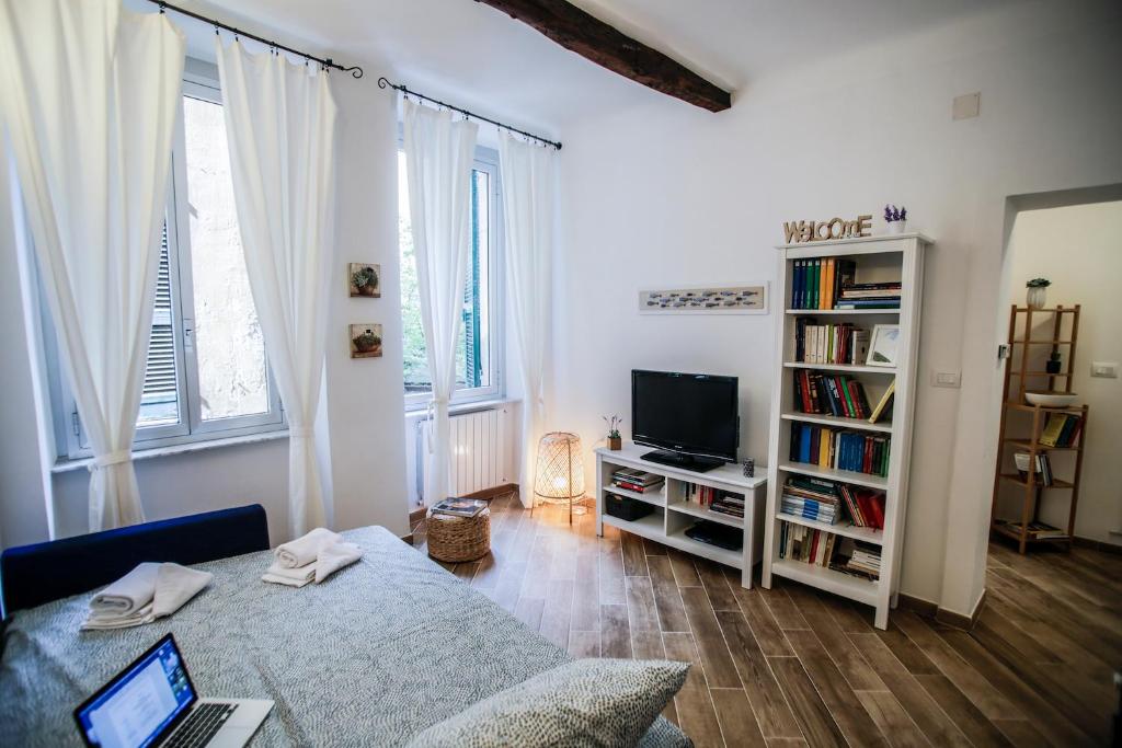 Telewizja i/lub zestaw kina domowego w obiekcie Vivi nel cuore del centro storico di Genova
