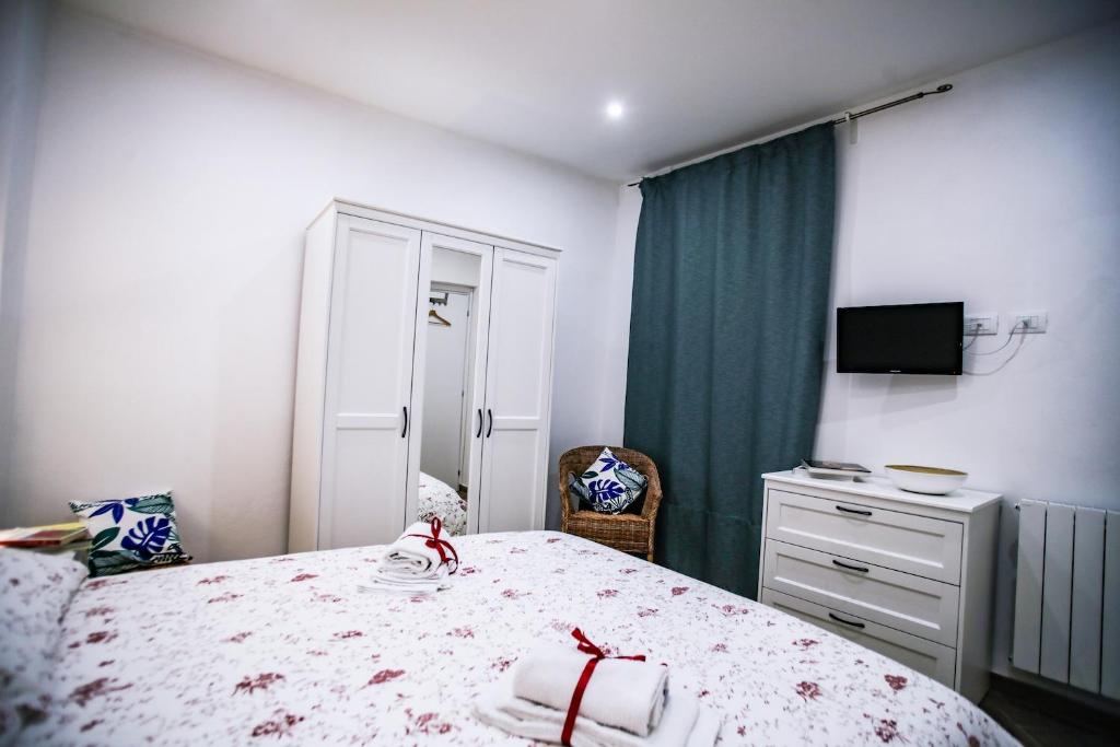 Łóżko lub łóżka w pokoju w obiekcie Vivi nel cuore del centro storico di Genova