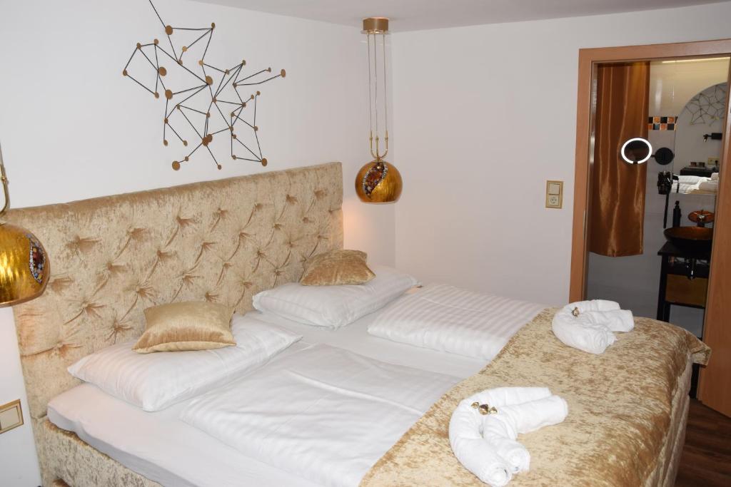 Postel nebo postele na pokoji v ubytování Hotel Torwirt