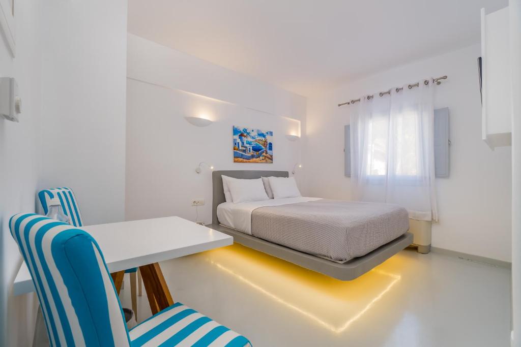Postel nebo postele na pokoji v ubytování Central Fira Suites