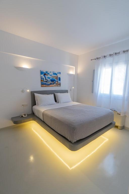 Postel nebo postele na pokoji v ubytování Central Fira Suites