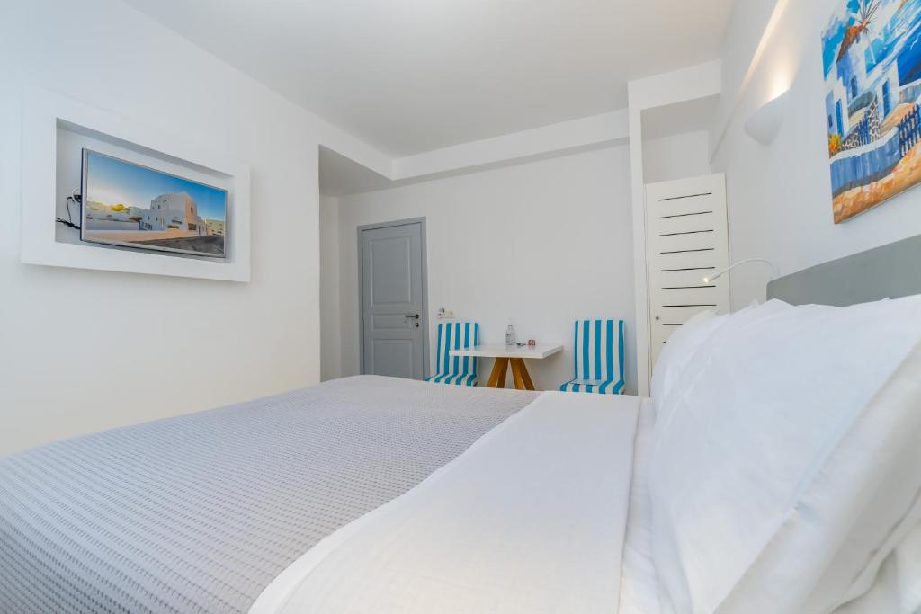 Postel nebo postele na pokoji v ubytování Central Fira Suites