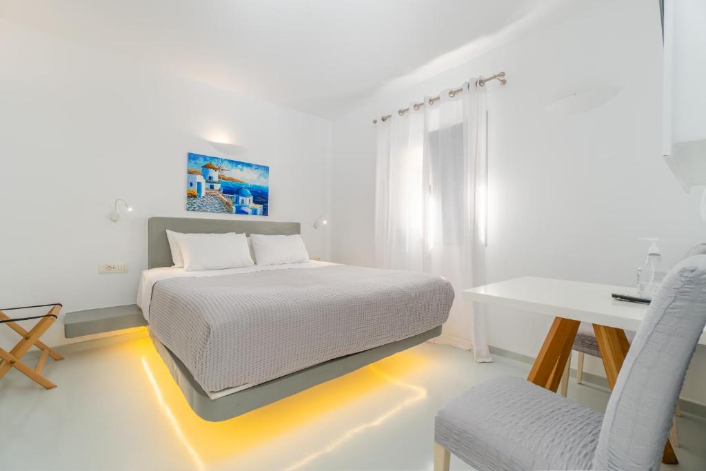 Postel nebo postele na pokoji v ubytování Central Fira Suites