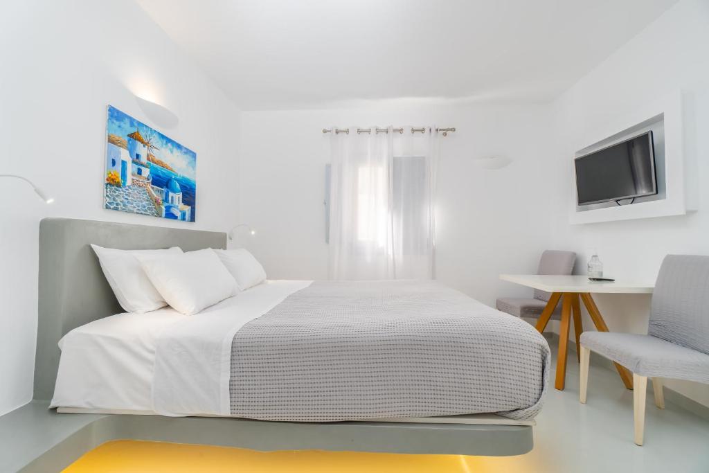 Postel nebo postele na pokoji v ubytování Central Fira Suites