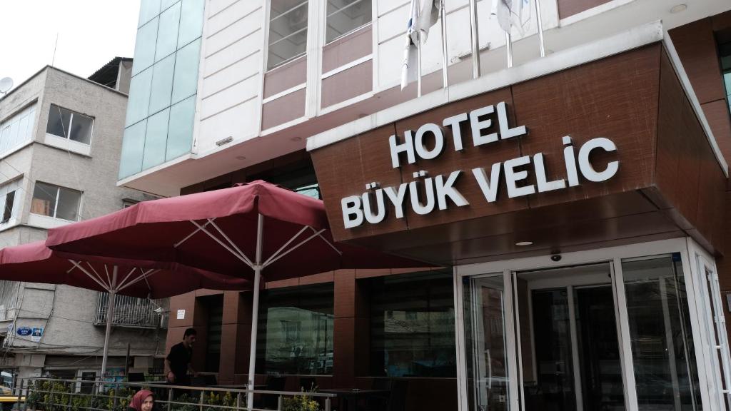 ガジアンテプにあるBuyuk Velic Hotelの建物正面のホテルの看板