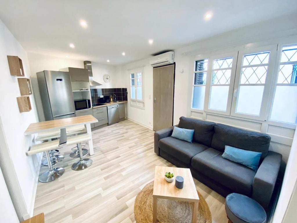 un salon avec un canapé et une table dans l'établissement CAUVI - Antibes Centre, WIFI, Climatisation, 4 personnes, à Antibes