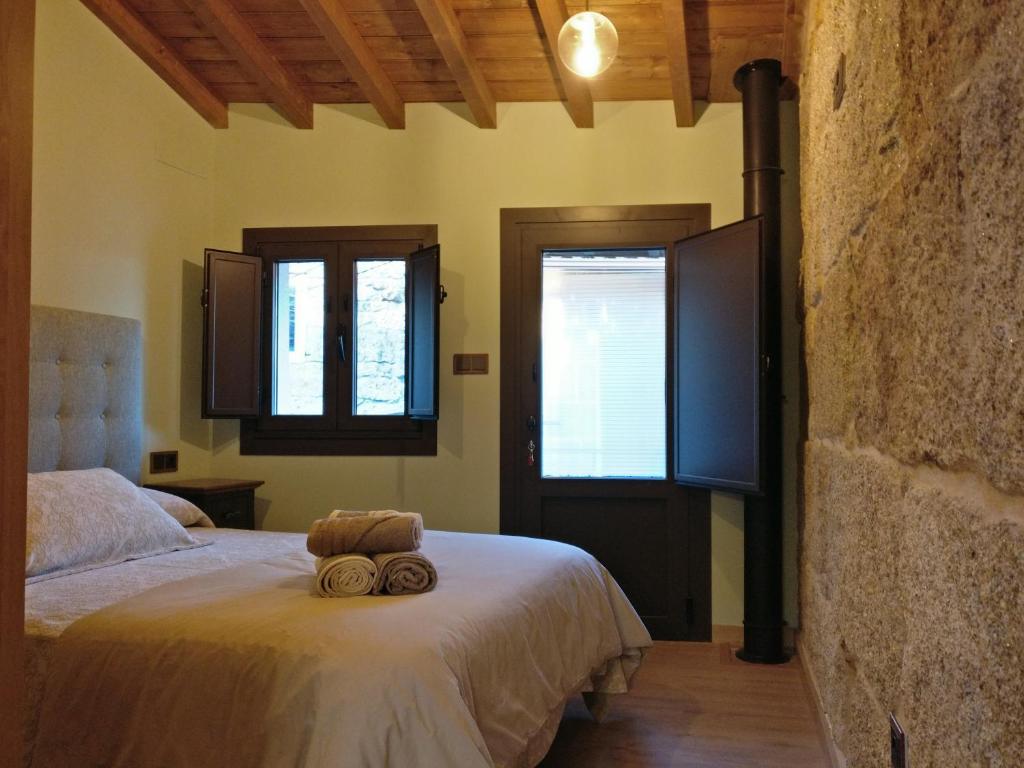 A bed or beds in a room at Casa O Sobrado