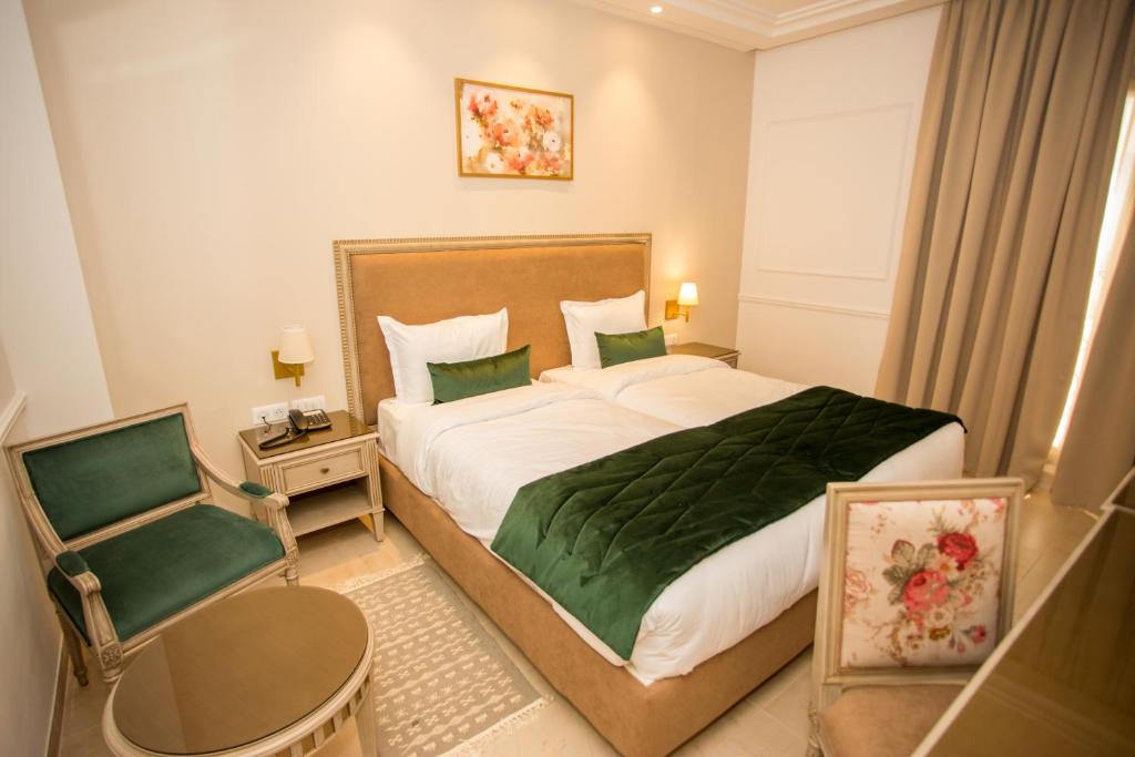 Un pat sau paturi într-o cameră la HOTEL PALAIS ROYAL