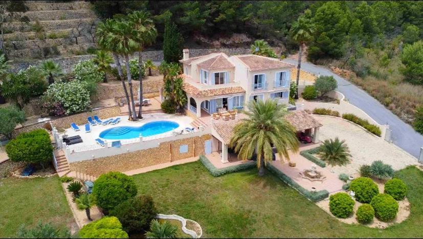- une vue aérienne sur une maison avec une piscine dans l'établissement Unique villa with a homey atmosphere in Altea La Vella, à Bernia