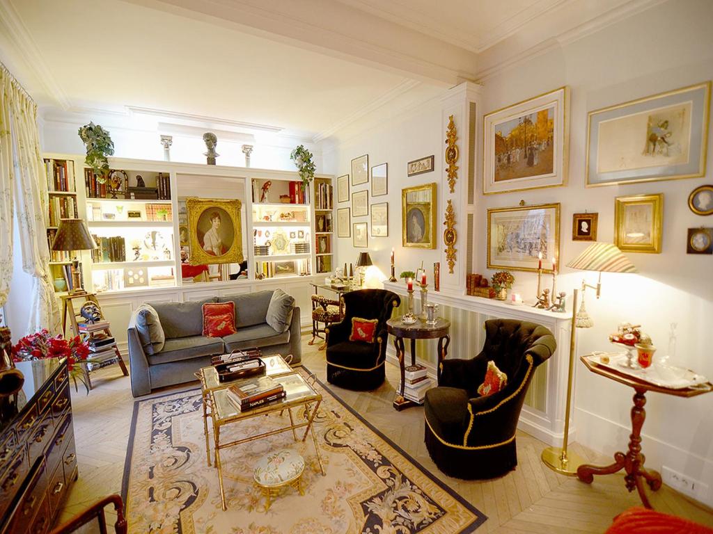 un salon avec des canapés, des chaises et une table dans l'établissement Alma-Eiffel Tower, à Paris