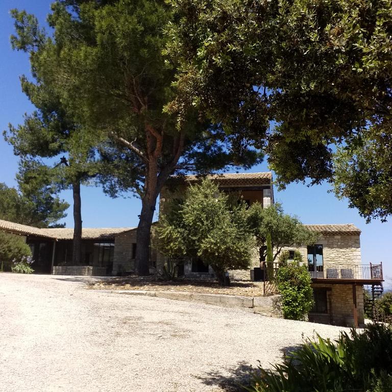 a house with a tree and a driveway at Le Bastion des Papes in Châteauneuf-de-Gadagne