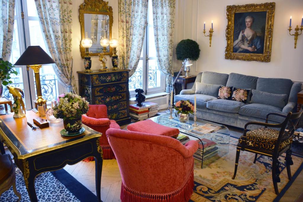 un salon avec un canapé, des chaises et une table dans l'établissement Eiffel Tower-Alma, à Paris