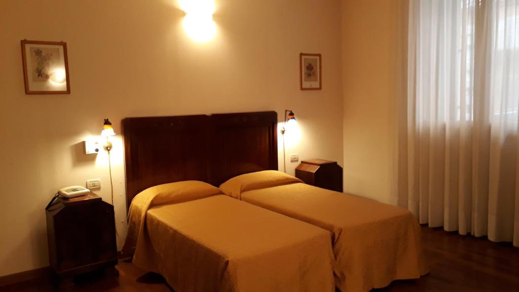 Postel nebo postele na pokoji v ubytování Hotel Due Mori No air conditioning