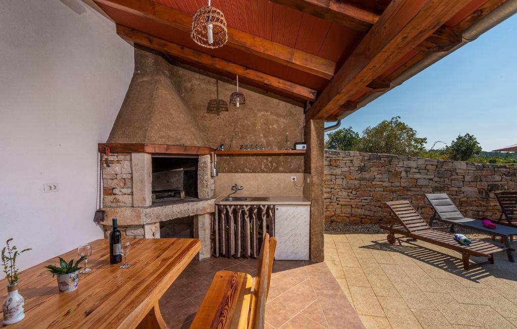 Patio lub wspólna przestrzeń na świeżym powietrzu w obiekcie Didova Villa in the Heart of Istria
