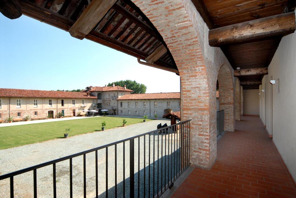 einen Blick von der Innenseite eines Gebäudes mit einem Zaun in der Unterkunft Agriturismo Camisassi in Saluzzo