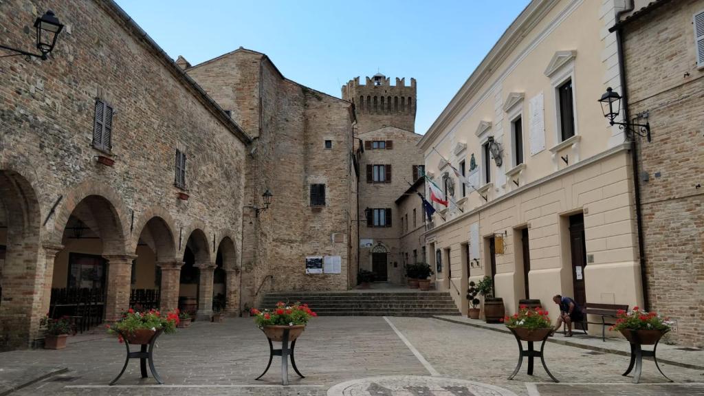 Une allée dans un château avec des fleurs dans la cour dans l'établissement Casa Vacanza L'Antico Borgo - Moresco, à Moresco