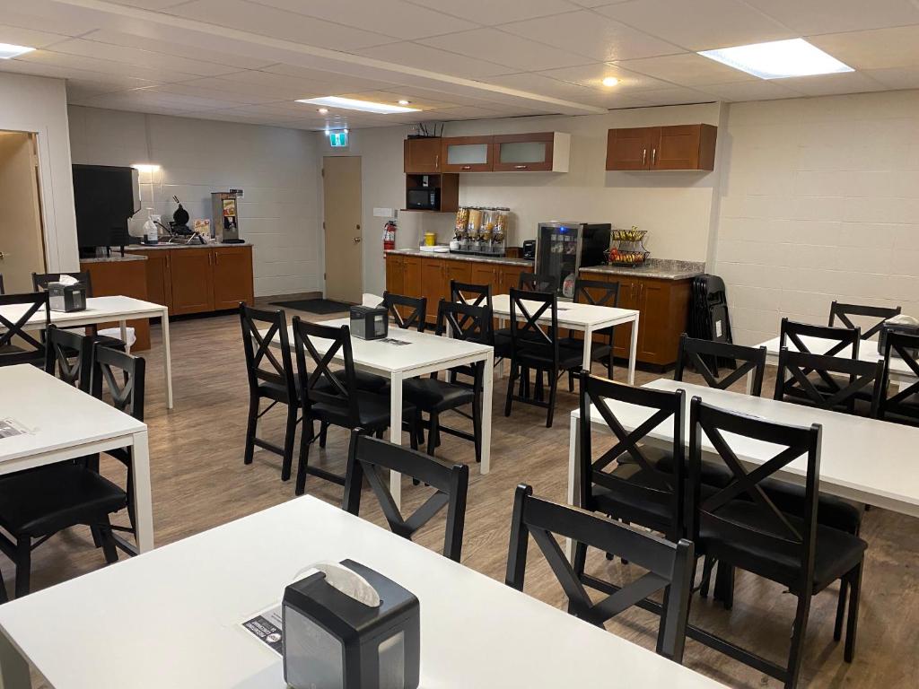 Kuchyň nebo kuchyňský kout v ubytování Dauphin Inn Express