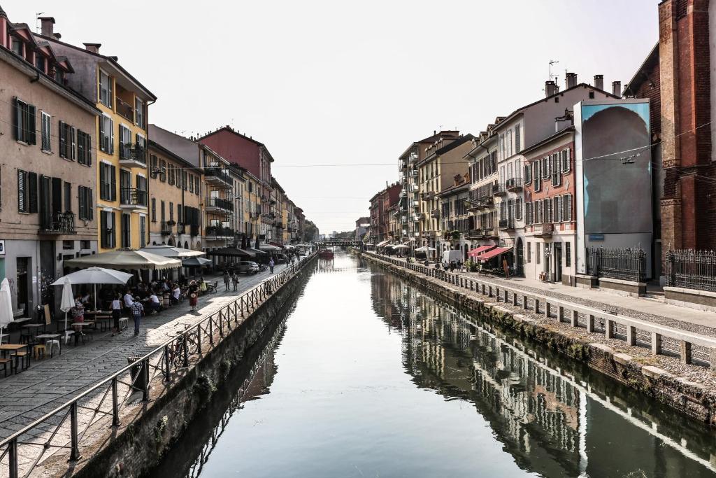 Darsena Suite - Via Argelati في ميلانو: قناة في مدينة بها مباني بجوار نهر