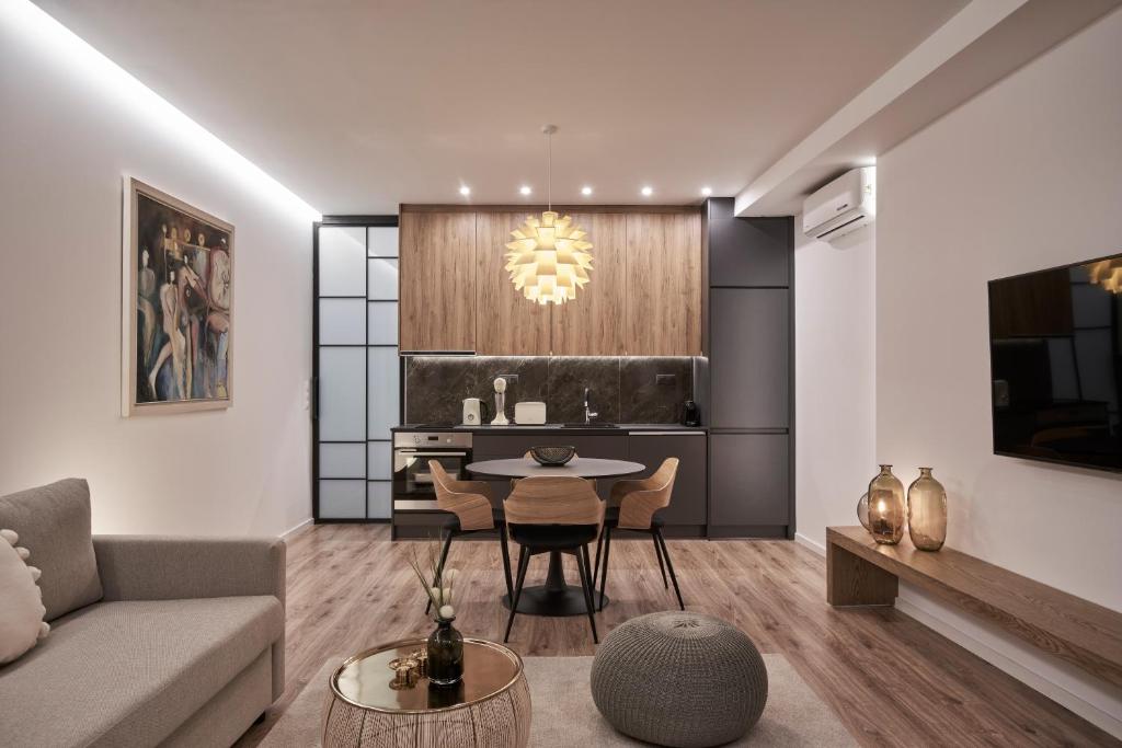 - un salon avec un canapé et une table dans l'établissement Charitos Boutique Apartment, Kolonaki, à Athènes