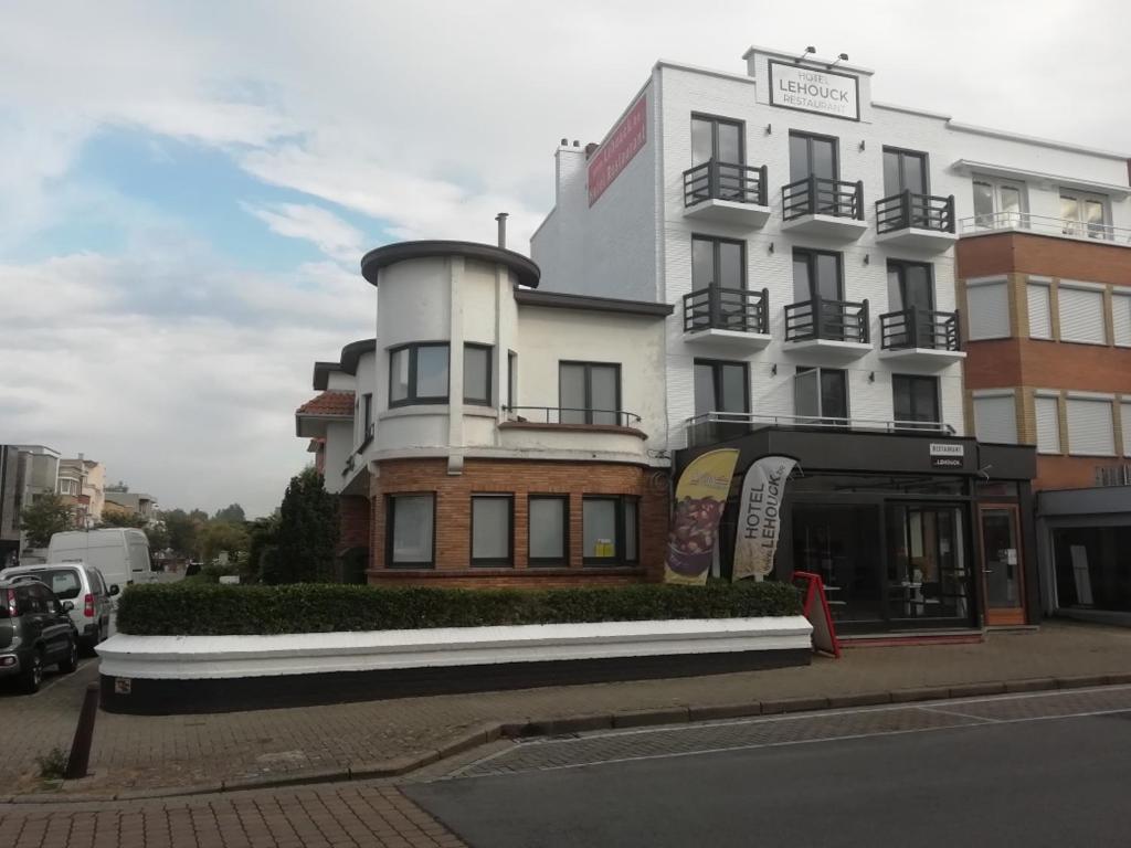 un edificio en una calle de la ciudad con en LEHOUCK kamers ontbijt en Koksijde
