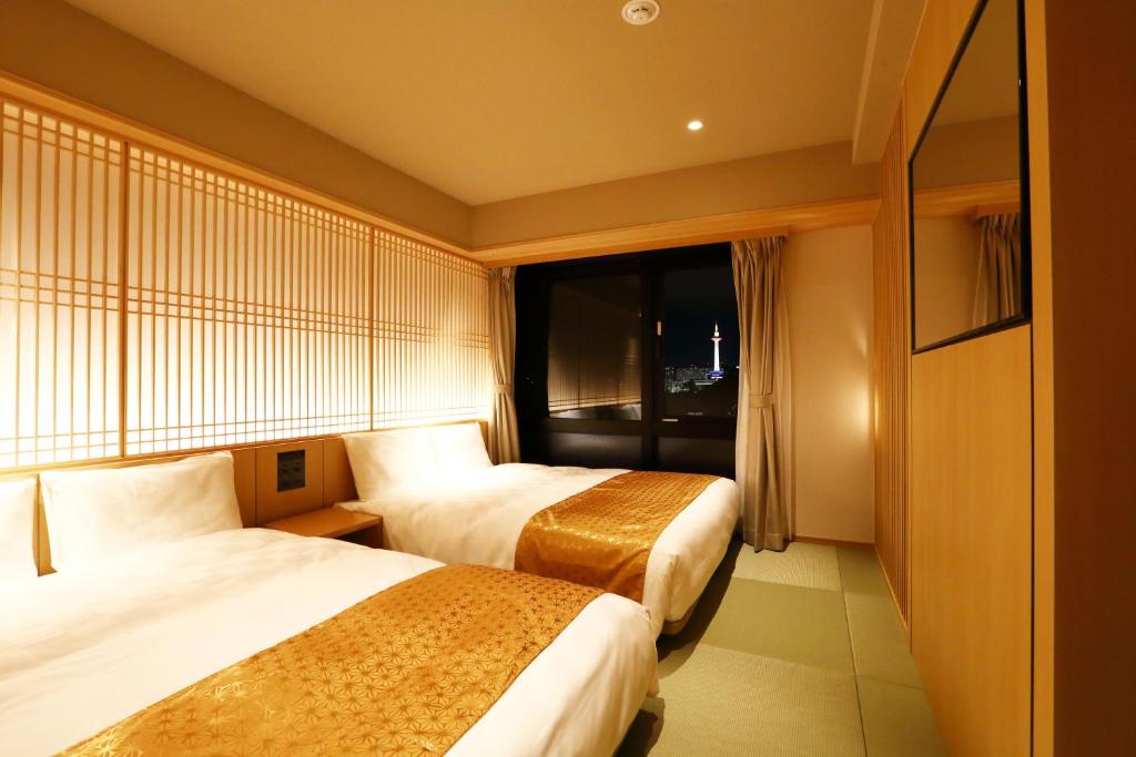 Postel nebo postele na pokoji v ubytování Henn na Hotel Premier Kyoto Gojo Karasuma -Formerly Watermark Hotel Kyoto-