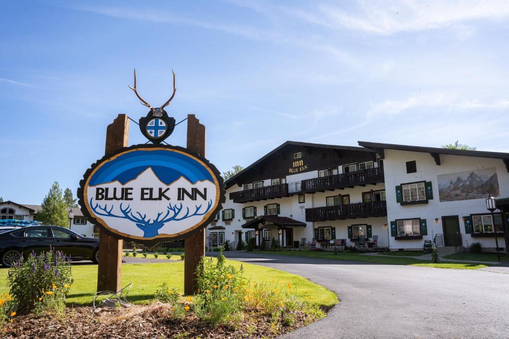 niebieski znak elfa pod budynkiem w obiekcie Blue Elk Inn w mieście Leavenworth